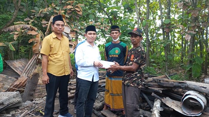 Rogoh Kocek Pribadi, Wabup Mojokerto Santuni Korban Bencana Kebakaran Rumah