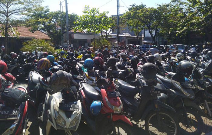Animo Warga Surabaya Ikut Vaksinasi di Gelora 10 November Sangat Tinggi Animo Warga Surabaya Ikut Vaksinasi di Gelora 10 November Sangat Tinggi