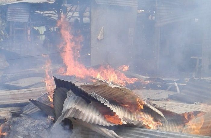 Tiga Kios di Pasar Palengaan Pamekasan Ludes Terbakar Tiga Kios di Pasar Palengaan Pamekasan Ludes Terbakar