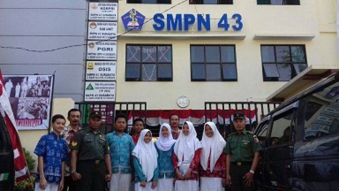Siswa SMPN 43 Surabaya Berbagi Tali Asih pada  Veteran RI