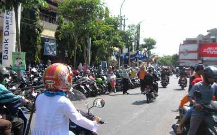 Parkir Berlangganan di Lamongan Dikeluhkan, Sudah Bayar untuk Setahun Tetap Ditarik Parkir Berlangganan di Lamongan Dikeluhkan, Sudah Bayar untuk Setahun Tetap Ditarik
