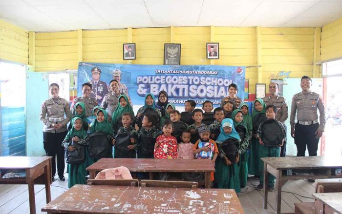 Polisi di Sidoarjo gelar Sosialisasi dan Baksos ke SD Terpencil saat Operasi Zebra Semeru 2024 Polisi di Sidoarjo gelar Sosialisasi dan Baksos ke SD Terpencil saat Operasi Zebra Semeru 2024