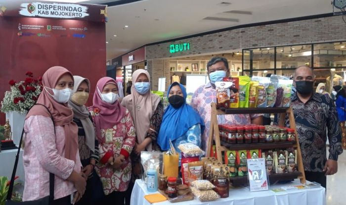 Produk UMKM Kabupaten Mojokerto Dapat Perhatian dari Pengunjung di Expo UMKM Kota Mojokerto Produk UMKM Kabupaten Mojokerto Dapat Perhatian dari Pengunjung di Expo UMKM Kota Mojokerto