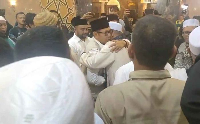 Unggul Quick Count, Nurochman-Heli dan Relawan Sujud Syukur di Masjid An Nur Unggul Quick Count, Nurochman-Heli dan Relawan Sujud Syukur di Masjid An Nur