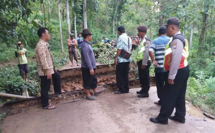 Jembatan di Montong Putus, Akses Warga Terhambat Jembatan di Montong Putus, Akses Warga Terhambat
