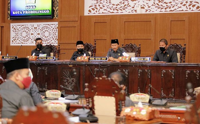 Wali Kota Probolinggo Serahkan Raperda Inisiatif DPRD Wali Kota Probolinggo Serahkan Raperda Inisiatif DPRD