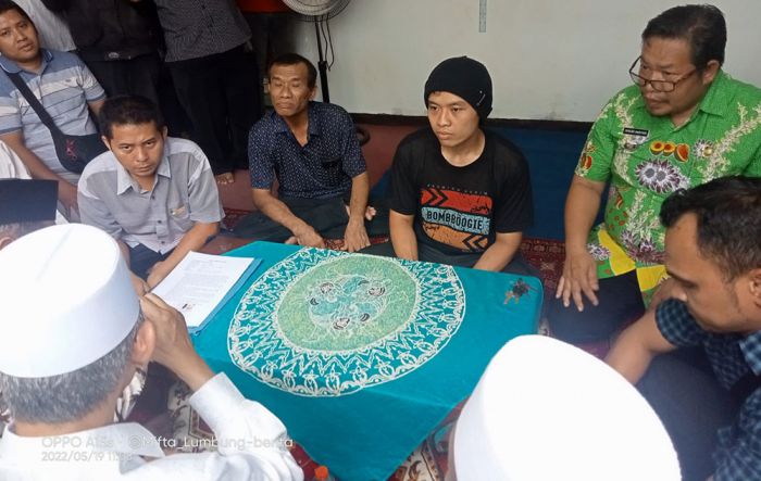 Kelompok Aliran Sesat di Pasuruan Akhirnya Minta Maaf dan Bersyahadat Kelompok Aliran Sesat di Pasuruan Akhirnya Minta Maaf dan Bersyahadat