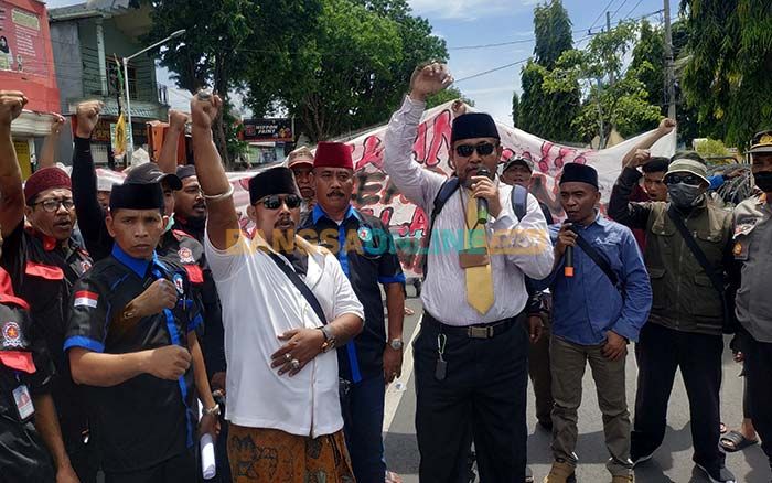 Tuntut Selesaikan Sejumlah Kasus, GKS Barra dan GP SAKERA Geruduk Mapolres Situbondo