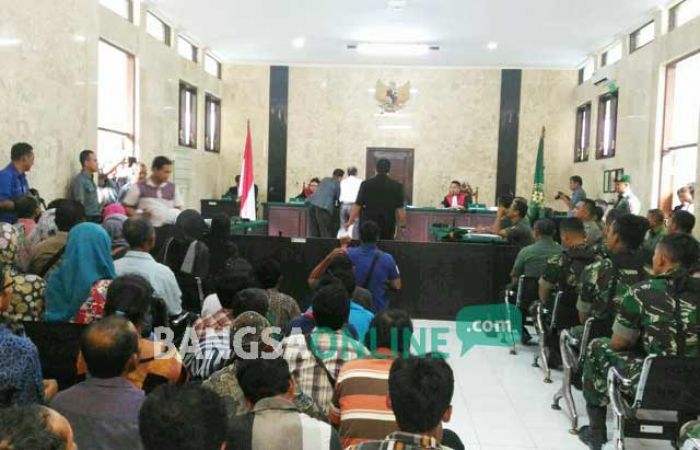 Kawal Sidang Gugatan Perkebunan Kaligentong, Ratusan Warga Datangi PN Tulungagung Kawal Sidang Gugatan Perkebunan Kaligentong, Ratusan Warga Datangi PN Tulungagung