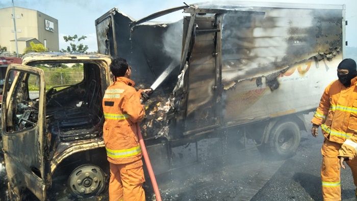 Tabrakan Maut di Depan JIIPE Gresik, Truk Boks Terbakar, Pemotor Pekerja Mie Sedap Tewas