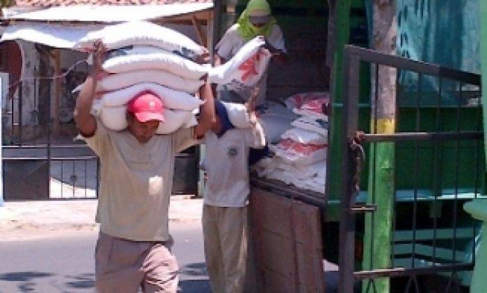 Lagi, Bulog Sampang Distribusikan Raskin Berbau Apek Lagi, Bulog Sampang Distribusikan Raskin Berbau Apek