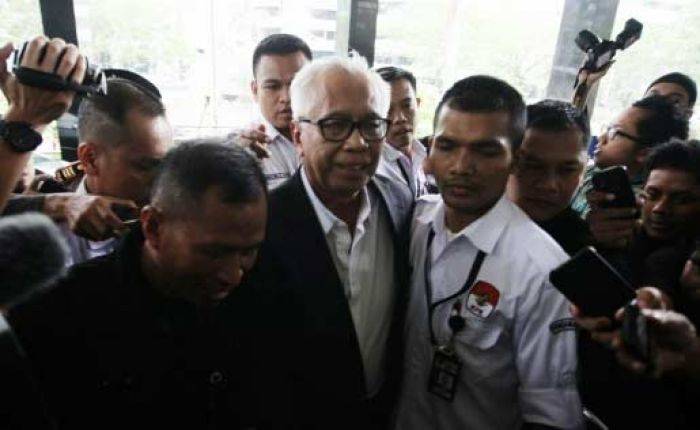 Terima Suap Hakim PTUN Medan, OC Kaligis Ditangkap KPK, Digelandang Lantaran tak Kooperatif Terima Suap Hakim PTUN Medan, OC Kaligis Ditangkap KPK, Digelandang Lantaran tak Kooperatif
