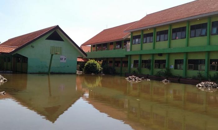 Ketinggian Genangan Air Berkurang, Sekolah di Sidoarjo Masih Terendam Banjir