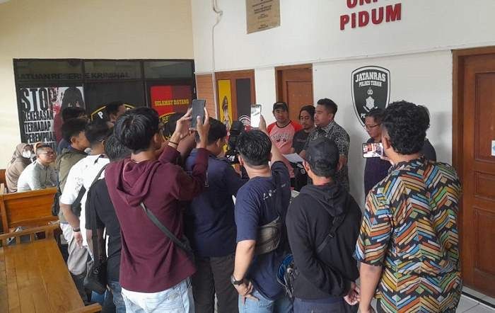 Satreskrim Polres Tuban Tangkap Pelaku Pencurian Iphone, Ternyata Masih di Bawah Umur Satreskrim Polres Tuban Tangkap Pelaku Pencurian Iphone, Ternyata Masih di Bawah Umur