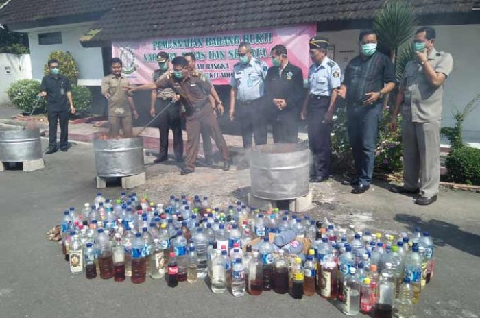 Kejari Blitar Musnahkan Barang Bukti Hasil Kejahatan Senilai Ratusan Juta Rupiah Kejari Blitar Musnahkan Barang Bukti Hasil Kejahatan Senilai Ratusan Juta Rupiah