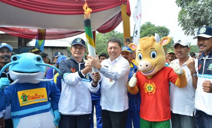 Sekda Andhy Hendro Terima Api Porprov Jatim 2019 Sekda Andhy Hendro Terima Api Porprov Jatim 2019