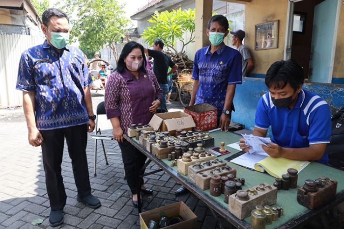 Disperdagin Kota Kediri Jemput Bola untuk Tera Ulang Timbangan Milik Pedagang di Pasar Pahing Disperdagin Kota Kediri Jemput Bola untuk Tera Ulang Timbangan Milik Pedagang di Pasar Pahing