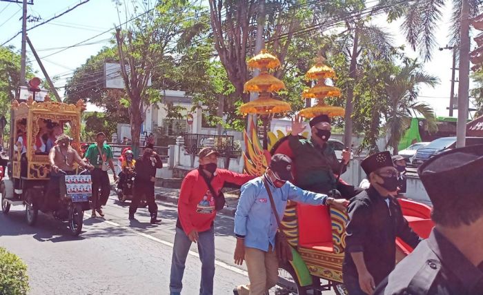 Naik Kereta Kencana dan Diantar Ratusan Pendukung, Gus Yani-Bu Min Daftar di KPU Gresik Naik Kereta Kencana dan Diantar Ratusan Pendukung, Gus Yani-Bu Min Daftar di KPU Gresik