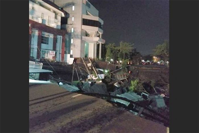 Jalan Raya Gubeng Ambles, Ini Foto-foto yang Beredar di Grup WhatsApp Jalan Raya Gubeng Ambles, Ini Foto-foto yang Beredar di Grup WhatsApp