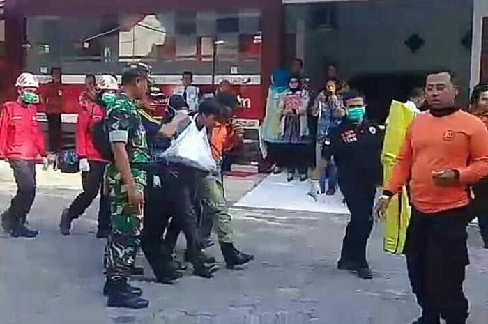 Sejumlah Korban Luka Akibat Gempa di Pamekasan Dilarikan ke RSUD Sejumlah Korban Luka Akibat Gempa di Pamekasan Dilarikan ke RSUD