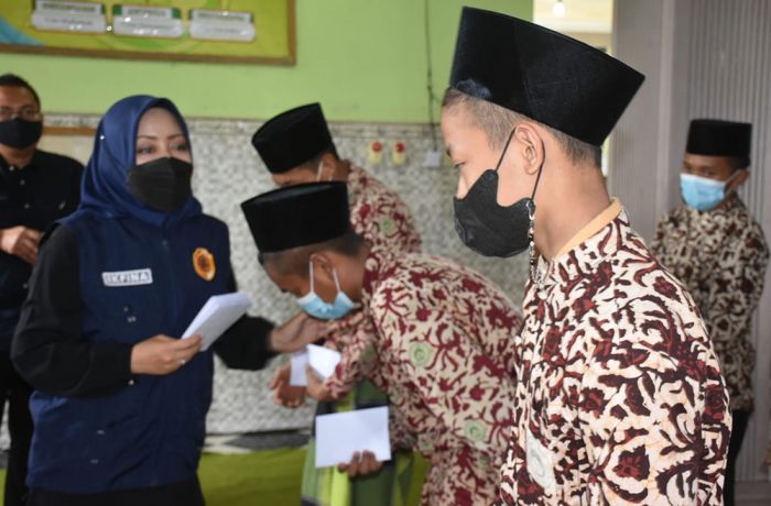 Pemkab Mojokerto Serahkan 206 Kasur dan 205 Lemari Plastik untuk Anak-Anak di Puluhan LKSA Pemkab Mojokerto Serahkan 206 Kasur dan 205 Lemari Plastik untuk Anak-Anak di Puluhan LKSA