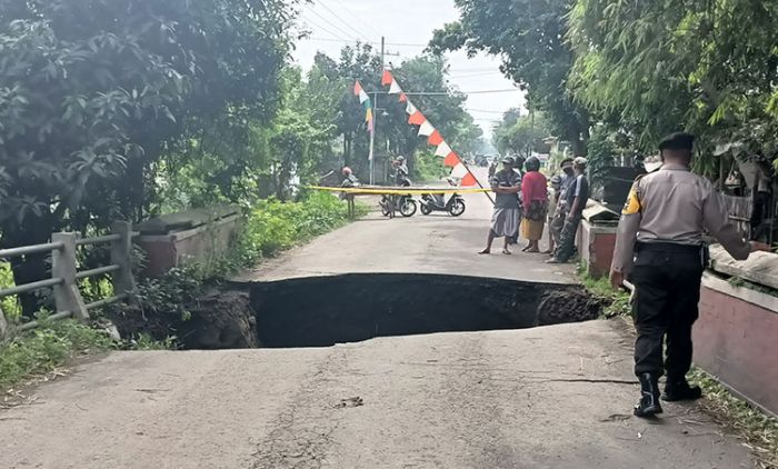 Pemkab Kediri Segera Pulihkan Jembatan Gedangsewu yang Amblas Pemkab Kediri Segera Pulihkan Jembatan Gedangsewu yang Amblas