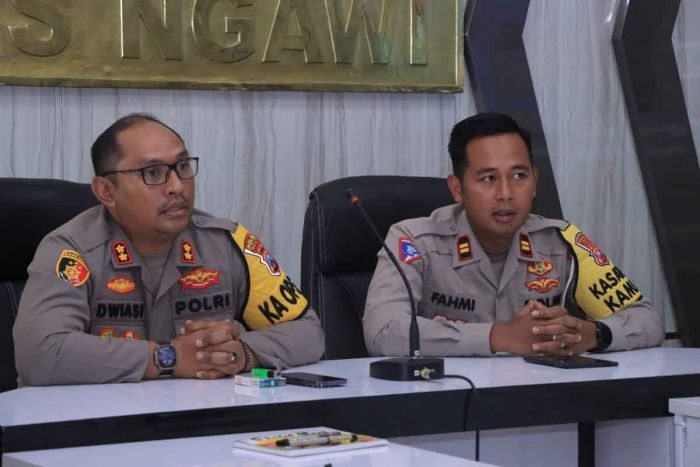 Gunakan Aplikasi SOT SOPS, Kapolres Ngawi Cek Personel Pos Pam Secara Online Gunakan Aplikasi SOT SOPS, Kapolres Ngawi Cek Personel Pos Pam Secara Online