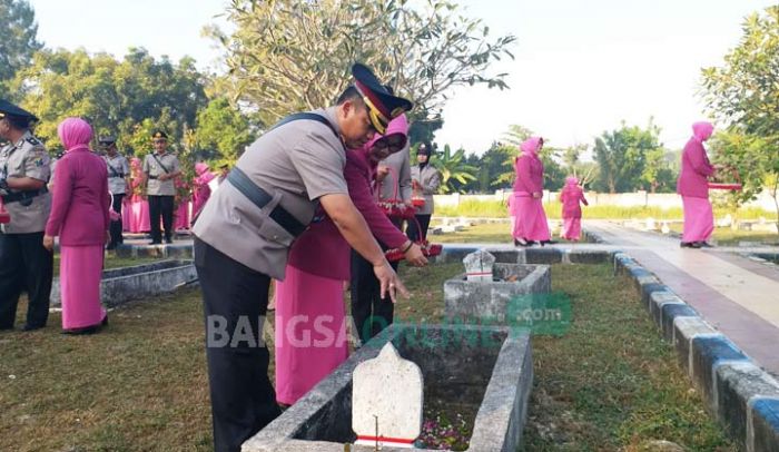 Kapolres Bangkalan Beserta Jajaran dan Bhayangkari Tabur Bunga di TMP