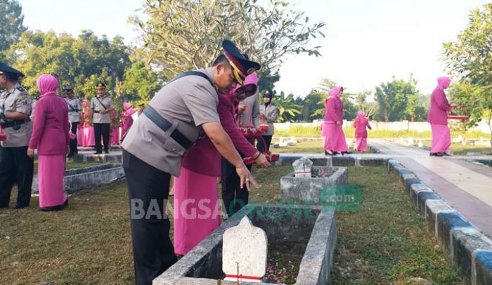 Kapolres Bangkalan Beserta Jajaran dan Bhayangkari Tabur Bunga di TMP Kapolres Bangkalan Beserta Jajaran dan Bhayangkari Tabur Bunga di TMP