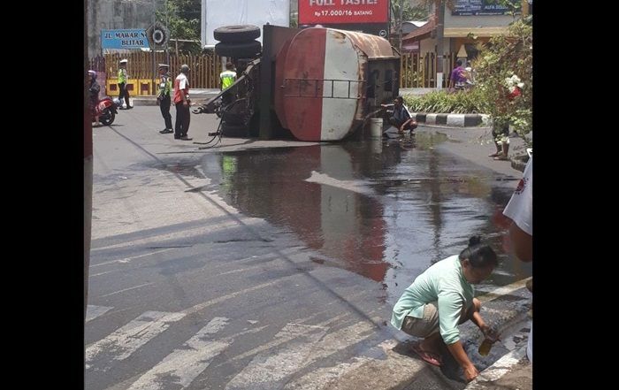 ​Truk Tangki Terguling di Jalan Mawar Blitar, 50 Ribu Liter Minyak Tumpah