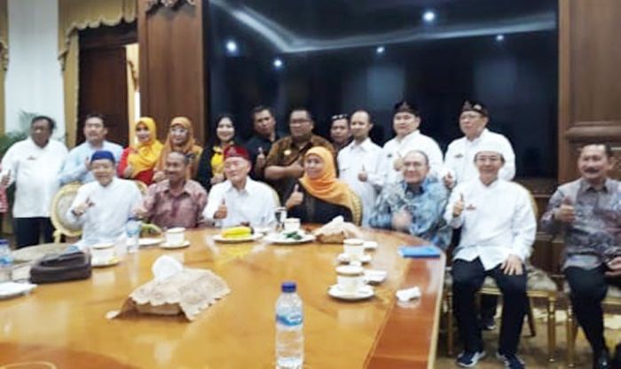 Gubernur Khofifah Audiensi dengan Tokoh Pengusaha Muslim Tionghoa, Canangkan Jatim Bebas Katarak Gubernur Khofifah Audiensi dengan Tokoh Pengusaha Muslim Tionghoa, Canangkan Jatim Bebas Katarak