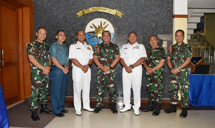 Komandan Puslatkaprang Koarmada II Terima Dua Perwira Malaysia Program TLDM SOEP
