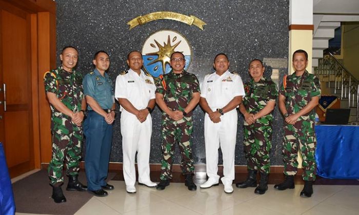 Komandan Puslatkaprang Koarmada II Terima Dua Perwira Malaysia Program TLDM SOEP Komandan Puslatkaprang Koarmada II Terima Dua Perwira Malaysia Program TLDM SOEP
