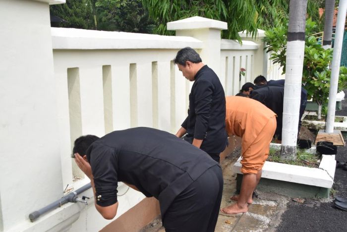 Bupati Madiun Ahmad Dawami Minta Para Pejabat yang Mau Sumpah Jabatan Berwudhu Dulu Bupati Madiun Ahmad Dawami Minta Para Pejabat yang Mau Sumpah Jabatan Berwudhu Dulu