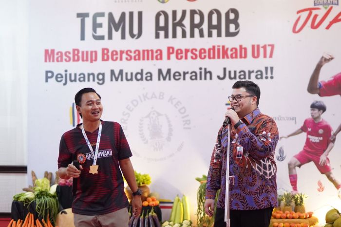 Juarai Soeratin Cup, Mas Dhito Apresiasi Pemain Persedikab Kediri U-17 dengan Beasiswa dan Sepatu Juarai Soeratin Cup, Mas Dhito Apresiasi Pemain Persedikab Kediri U-17 dengan Beasiswa dan Sepatu