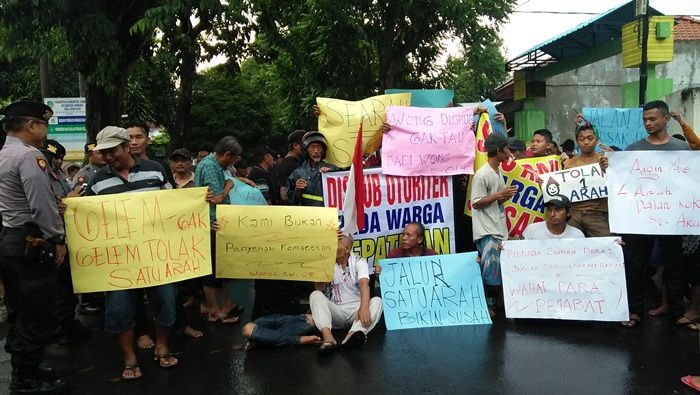 Tolak SSA, Ratusan Warga Jombang Gelar Demo di Jalan RE Martadinata Tolak SSA, Ratusan Warga Jombang Gelar Demo di Jalan RE Martadinata