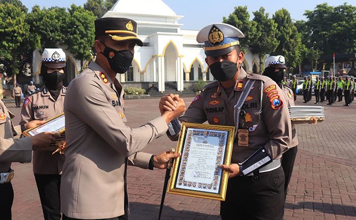 Kapolres Pasuruan Beri Penghargaan untuk 23 Personel Kapolres Pasuruan Beri Penghargaan untuk 23 Personel