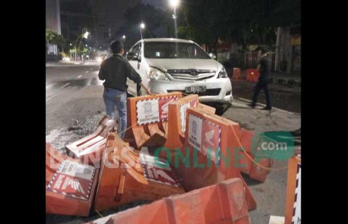 Kecelakaan Tunggal di Basuki Rahmat, Innova Terabas Separator Jalan