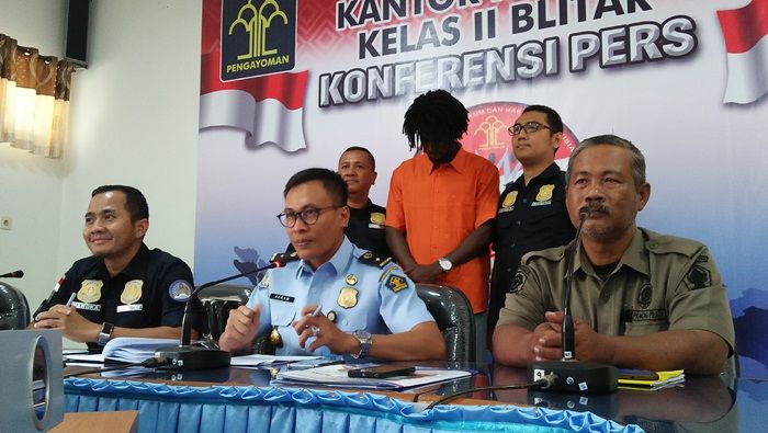 Gunakan Paspor Palsu, Pesepak Bola Pantai Gading Digelandang Petugas Imigrasi Blitar Gunakan Paspor Palsu, Pesepak Bola Pantai Gading Digelandang Petugas Imigrasi Blitar
