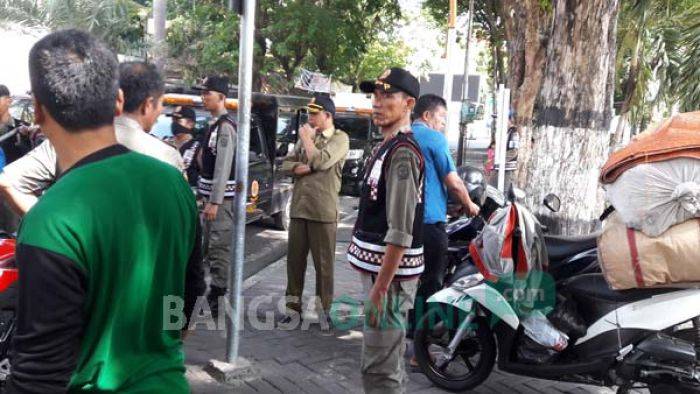 Razia PKL di Jalan Protokol Gresik, Satpol PP Angkut Belasan Lapak Razia PKL di Jalan Protokol Gresik, Satpol PP Angkut Belasan Lapak