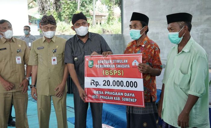 Pemkab Sumenep Serahkan Bantuan Penanganan Kemiskinan Ekstrem Pemkab Sumenep Serahkan Bantuan Penanganan Kemiskinan Ekstrem