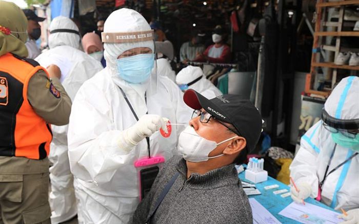 Tim Swab Hunter Surabaya Sasar Pedagang di Masjid Al-Akbar dan Pedagang Pasar Gembong Tim Swab Hunter Surabaya Sasar Pedagang di Masjid Al-Akbar dan Pedagang Pasar Gembong