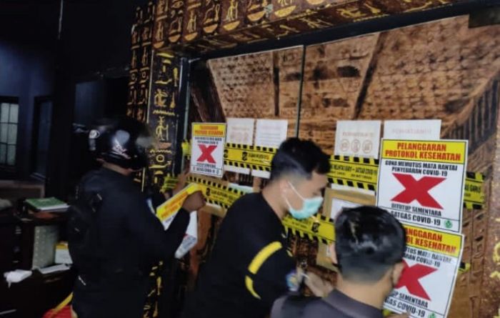 Petugas Gabungan Siap Segel Tempat Hiburan Malam di Surabaya yang Nekat Buka di Malam Natal Petugas Gabungan Siap Segel Tempat Hiburan Malam di Surabaya yang Nekat Buka di Malam Natal