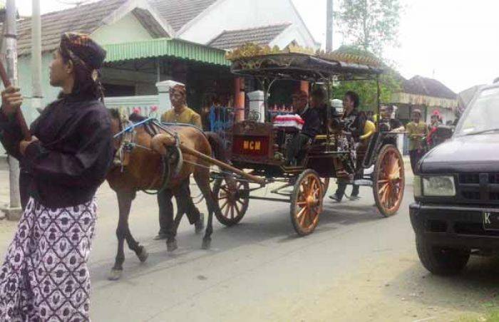 Warga Ledok Kulon Bojonegoro Kirab Tujuh Pusaka Peninggalan Sesepuh Desa Warga Ledok Kulon Bojonegoro Kirab Tujuh Pusaka Peninggalan Sesepuh Desa