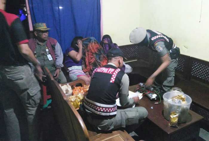 Razia Rumah Hiburan Ilegal di Bancar, 8 Pemandu Karaoke Digelandang Petugas Razia Rumah Hiburan Ilegal di Bancar, 8 Pemandu Karaoke Digelandang Petugas