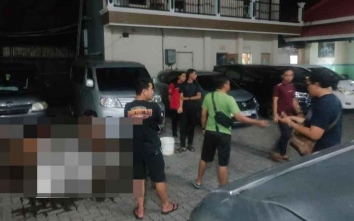 Lompat dari Lantai 2 di Hotel Tuban, WNA asal China Dilarikan ke Rumah Sakit Lompat dari Lantai 2 di Hotel Tuban, WNA asal China Dilarikan ke Rumah Sakit