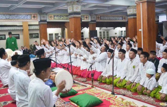 Atraksi Seribu "Penerbang" Ishari Awali Haul ke-7 Gus Dur Atraksi Seribu "Penerbang" Ishari Awali Haul ke-7 Gus Dur
