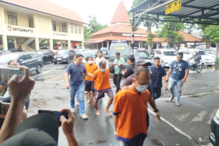 Pembacokan di TPU Lingkungan Cungking Banyuwangi, Diduga Dipicu Perselingkuhan Pembacokan di TPU Lingkungan Cungking Banyuwangi, Diduga Dipicu Perselingkuhan