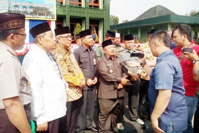 TNI, Polri, Pemda, Alim Ulama dan Warga Madiun Menggelar Doa Bersama TNI, Polri, Pemda, Alim Ulama dan Warga Madiun Menggelar Doa Bersama