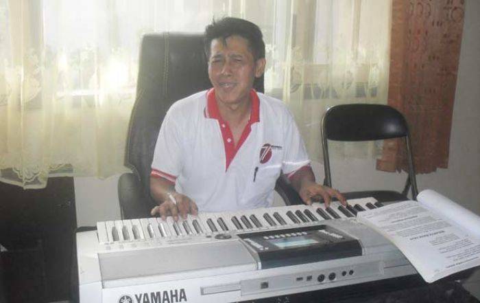 Bernyanyi dan Main Musik Membuat Hati Camat Purwokerto Barat Lebih Tenang Bernyanyi dan Main Musik Membuat Hati Camat Purwokerto Barat Lebih Tenang